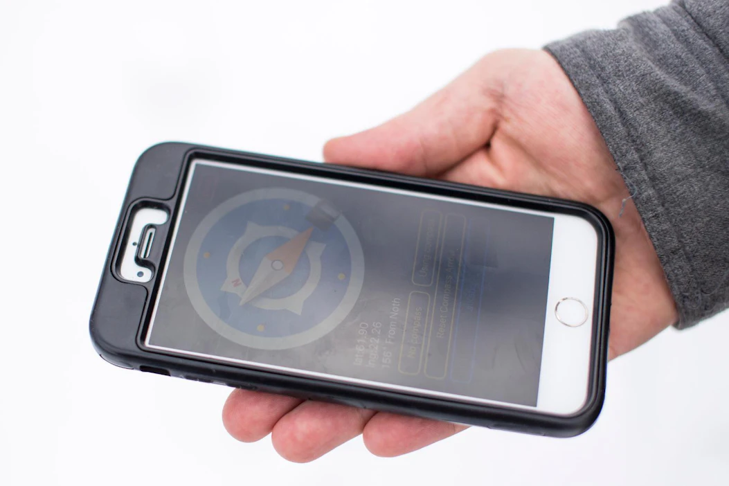 Teurastettava eläin suunnataan halal-teurastuksessa Mekkaan. Oikean suunnan voi tarkistaa puhelimesta.