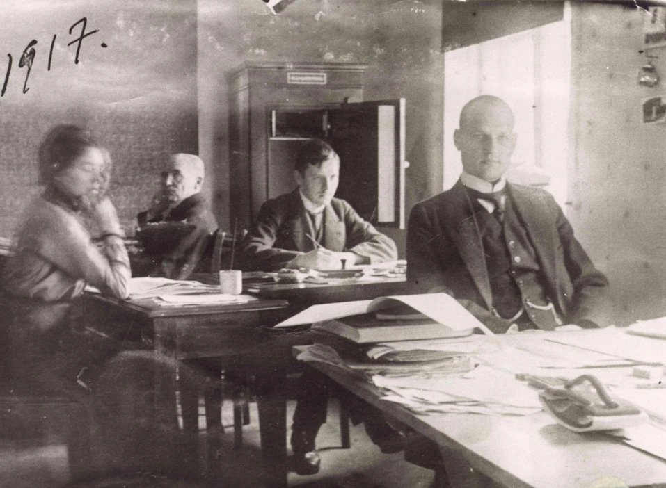 Tornion tullikamarin konttorihenkilökunta vuonna 1917.