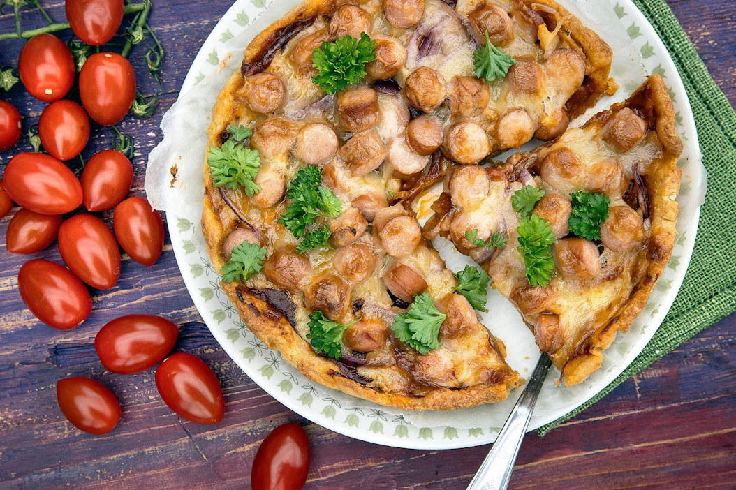 Näppärästi sekoitettava perunapohjainen taikina saa pinnalleen pizzahtavat päällykset.