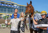 Marko ja Henna Hakkarainen taluttivat Victory Bonsain voittajakehään Kouvolassa Kymi GP-ravien pitkällä matkalla 2018. Kuvan ruuna on jäämässä Hakkaraiselle "harrastehevoseksi", vaikka tallinpito Einari Vidgrén Oy:llä päättyykin.