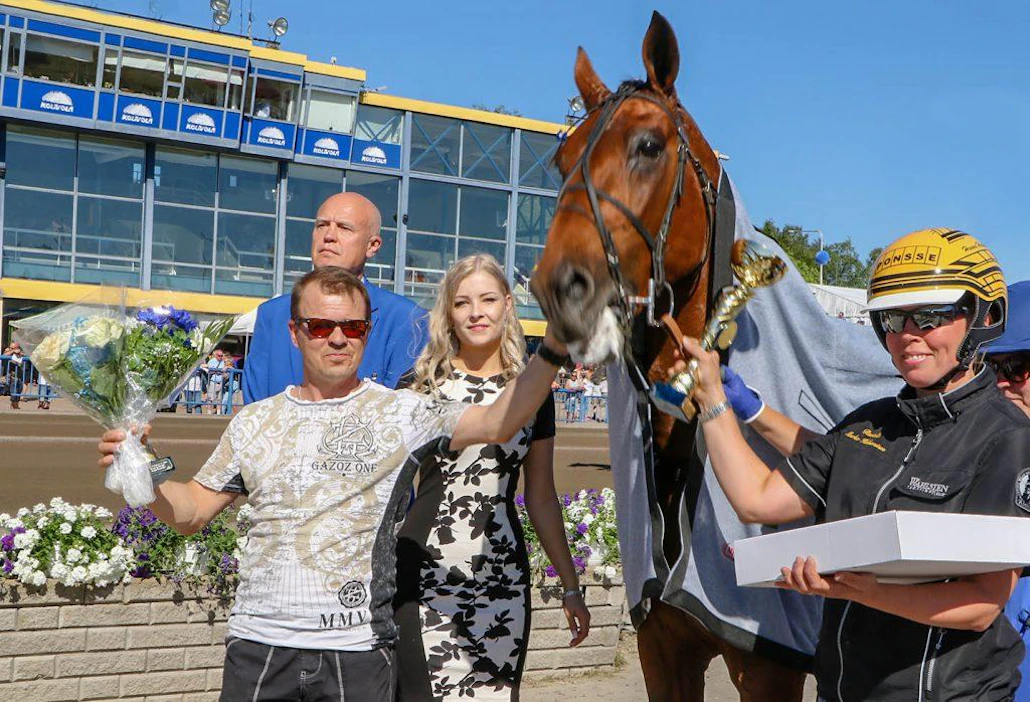 Marko ja Henna Hakkarainen taluttivat Victory Bonsain voittajakehään Kouvolassa Kymi GP-ravien pitkällä matkalla 2018. Kuvan ruuna on jäämässä Hakkaraiselle "harrastehevoseksi", vaikka tallinpito Einari Vidgrén Oy:llä päättyykin.