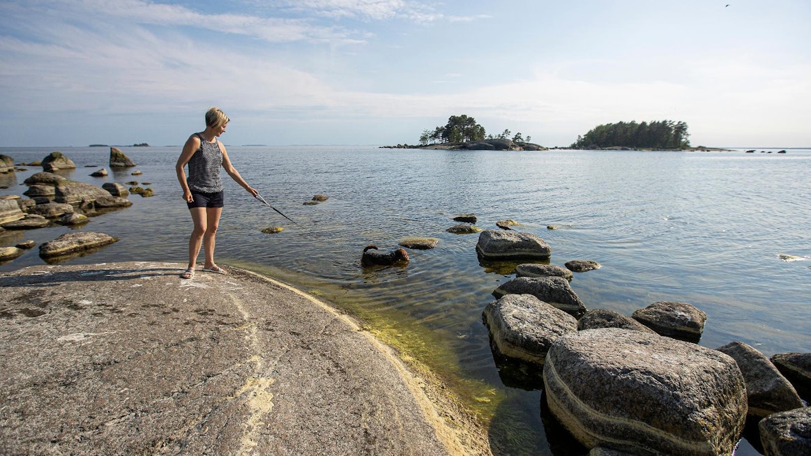 Virpi Illi nauttii huomatessaan, kuinka kiireiset bisnesmiehet rentoutuvat päästessään Rakin Kotkan maisemiin.