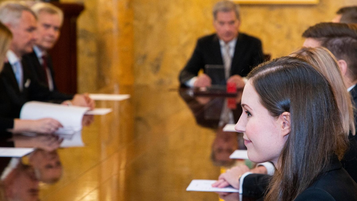 Pääministeri Sanna Marinin (oikealla) SDP niittää gallupmenestystä.