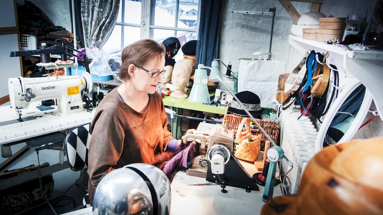 Riitta Nevalainen esittelee turkiskoneella ompelua. Turkiskone on yksilankainen ketjutikkikone, joka tekee siistin ja kapean sauman. Siinä on kaksi levyä, jotka syöttävät nahkaa tasaisesti eteenpäin.