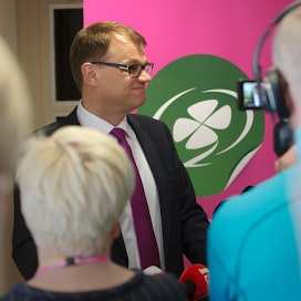 Juha Sipilä kommentoi kokoomuksen puheenjohtajavaalin tulosta tiedotusvälineille keskustan puoluekokouksessa Seinäjoella.