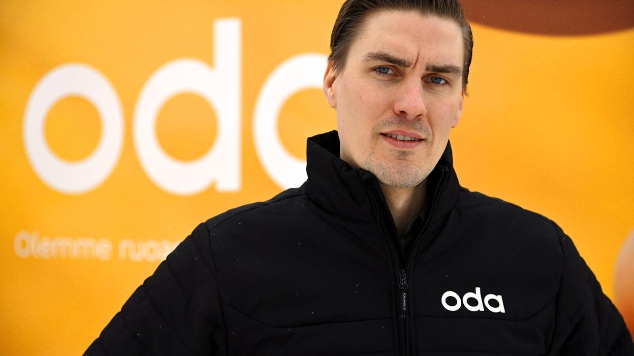 Oda Finlandin toimitusjohtaja Tobias Niemi kertoo yhtiön suunnittelevan verkkokaupan toimitusalueen laajentamista seuraavaksi pääkaupunkiseudun kehyskuntiin ja Uudellemaalle.