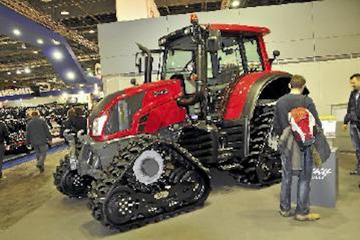 Soucy Track -telat Valtraan asennettuna. Kanadalainen yritys valmistaa kumiteloja yleisimpiin traktori-, puimuri- ja mönkijämerkkeihin.