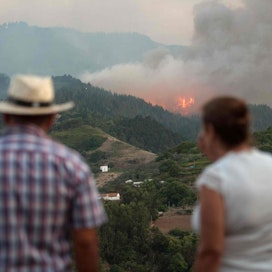 Palo on tuhonnut jo 1 700 hehtaaria maastoa ja 11 tietä on suljettu. Arvioiden mukaan sammuttamiseen voi mennä päiviä.