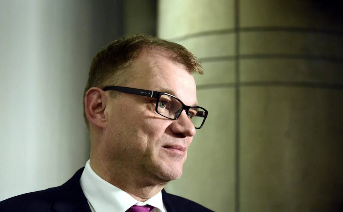 Pääministeri Juha Sipilän (kesk.) mukaan muutoksista voidaan silti yhä keskustella, jos niitä eduskuntaryhmissä vaaditaan. LEHTIKUVA / HEIKKI SAUKKOMAA