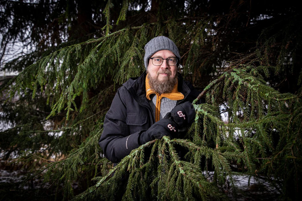 Metsänomistus ja metsänhoito kiinnostavat Tuomas Kyröä, koska ne kuuluvat hänen mukaansa olennaisesti suomalaisuuteen. Kirjailija on nykyään portaattomasti sekä kaupunkilainen että maalainen. Perheellä on asunto Helsingin keskustassa ja kolmasosan vuodesta Kyrö viettää kakkoskodissaan Orimattilan maaseudulla.