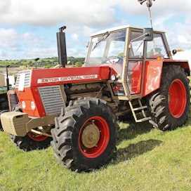 Zetor Crystal 12045-traktoria valmistettiin vuosina 1975–81, Lišenissa, Brnossa sekä vuosina 1981–87 Martinissa, Tšekkoslovakiassa.