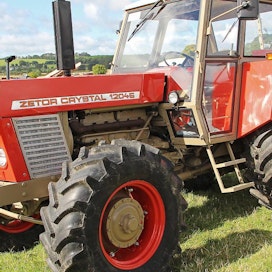 Zetor Crystal 12045-traktoria valmistettiin vuosina 1975–81, Lišenissa, Brnossa sekä vuosina 1981–87 Martinissa, Tšekkoslovakiassa.