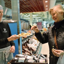 Raaseporin seudulla toimivan Backers Bakerin Solja Kvarnström tarjosi Leena Ryynäselle luomuleipämaistiaisia Postitalon K-supermarketissa. sari gustafsson