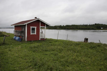 Kemijoki on monin paikoin padottu. Luonnontilaisiakin osuuksia löytyy vielä.