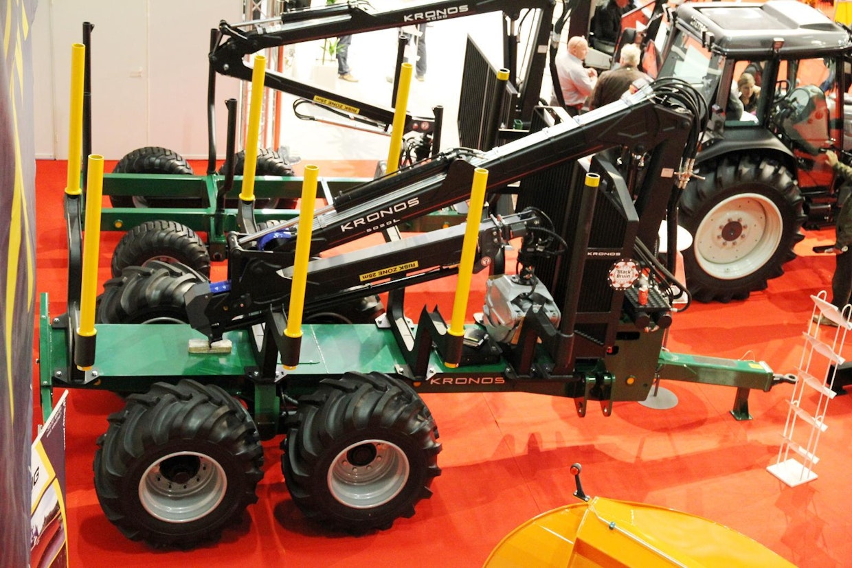 Kronos 150 2WD on uusi versio, jossa on telin etummaisissa pyörissä napamoottoriveto. (TH)