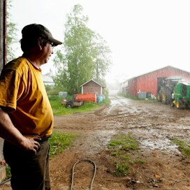 Maanviljelijä Heikki Salo piteli sadetta kesken rehun korjuun Haapaveden Ojakylällä 22. kesäkuuta.