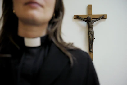 Naispappeutta vastustavien pappien ja kanttorien osuus on pysynyt 15 viime vuotta pitkälti ennallaan. Asiaa on selvitetty kirkon akateemisten työntekijöiden jäsentutkimuksissa vuodesta 2006 lähtien. LEHTIKUVA / ANTTI AIMO-KOIVISTO