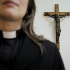 Naispappeutta vastustavien pappien ja kanttorien osuus on pysynyt 15 viime vuotta pitkälti ennallaan. Asiaa on selvitetty kirkon akateemisten työntekijöiden jäsentutkimuksissa vuodesta 2006 lähtien. LEHTIKUVA / ANTTI AIMO-KOIVISTO
