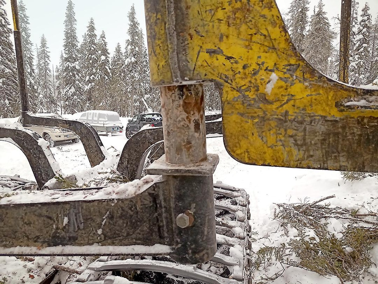 Lisäpankon lukitsee eri asentoihin neliskanttinen levy, joka hitsataan tai pultataan kiinni alkuperäisen karikan tyveen.