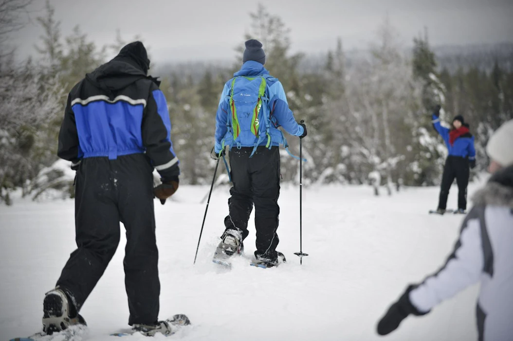 Ranskalaiset turistit osallistuivat lumikenkäsafarille Ylläksellä Kolarissa vuonna 2016. Safarin järjestäjänä toimi Lapland Safaris. LEHTIKUVA / AKU HÄYRYNEN