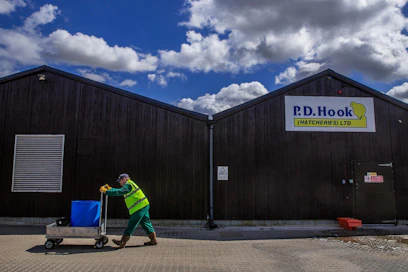 Britannian elintarvikesektori kärsii brexitin tuomista vientirajoituksista. Kuvassa hautomo.