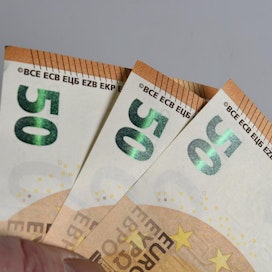 50 euron seteli näyttää olevan väärentäjille houkuttelevin kohde. LEHTIKUVA / MARTTI KAINULAINEN