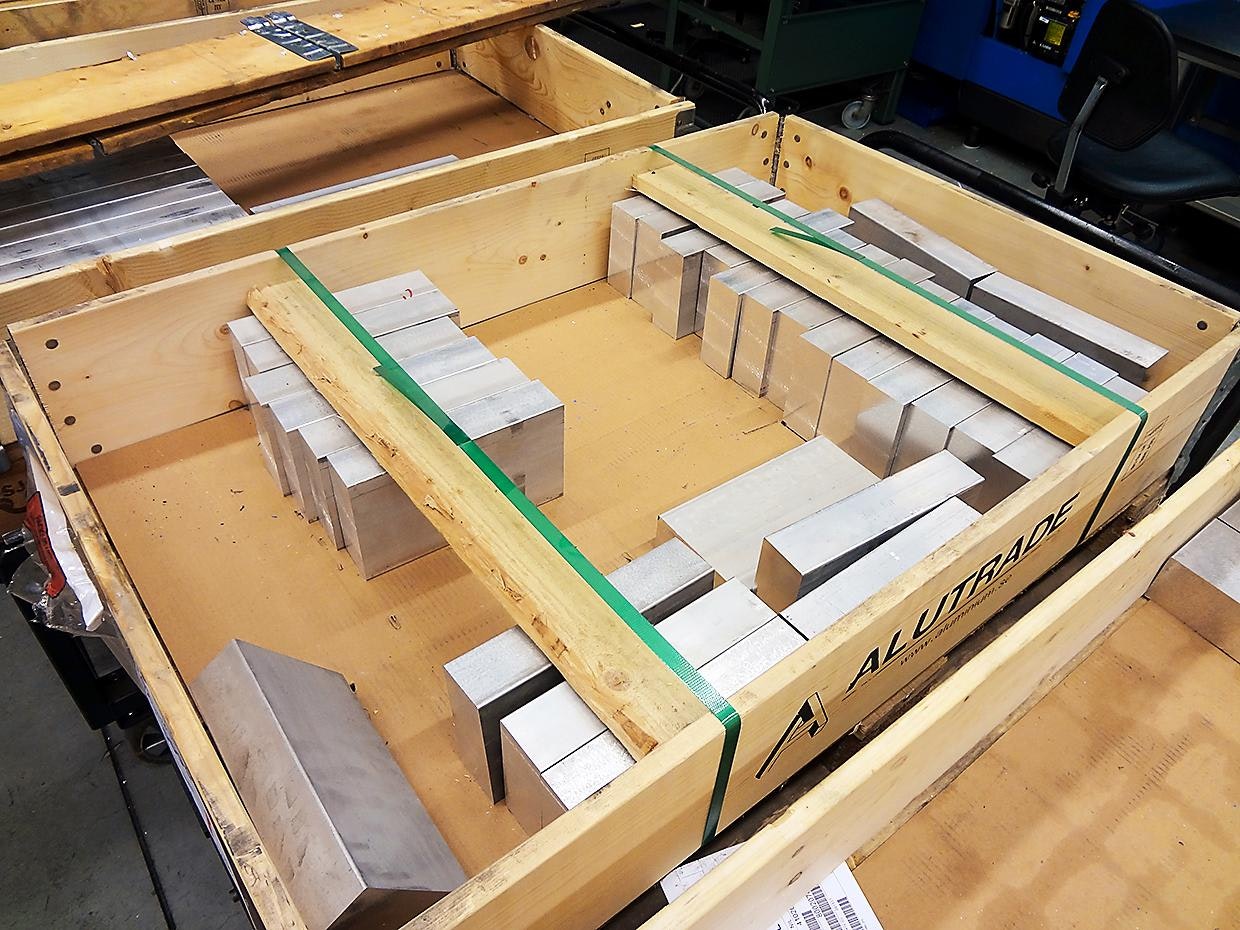Hydrauliventtiilien runkokappale syntyy näistä aihioista CNC-työstökeskuksessa. Kuvassa näkyville aihioille tehdään pari kymmentä erillistä työvaihetta.