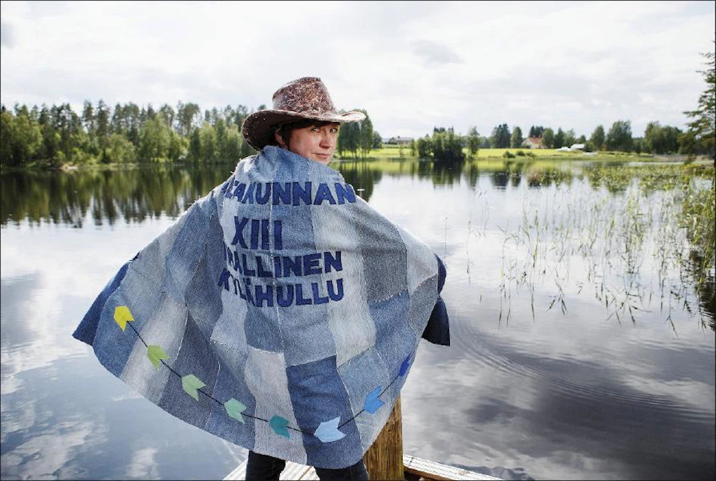 Arja Huovinen ei usko ruikuttamiseen vaan ratkaisuihin: ennenkin on selviydytty, miksei jatkossakin. Hänestä maaseutu on pidettävä asuttuna senkin takia, ettei ole suurempaa rahanhukkaa kuin jättää sinne rakennetut talot tyhjilleen. Pentti Vänskä