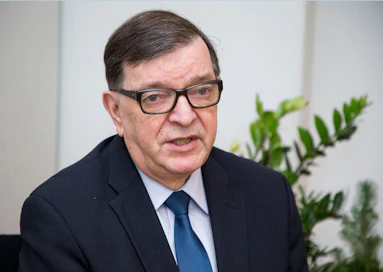 Seitsemän tähden liikkeen perustamista Väyrynen on aiemmin perustellut sillä, että hänen aiemmin perustamansa Kansalaispuolue tulee olemaan mahdollisesti vielä pitkään toimintakyvytön "kaappausyrityksen vuoksi".