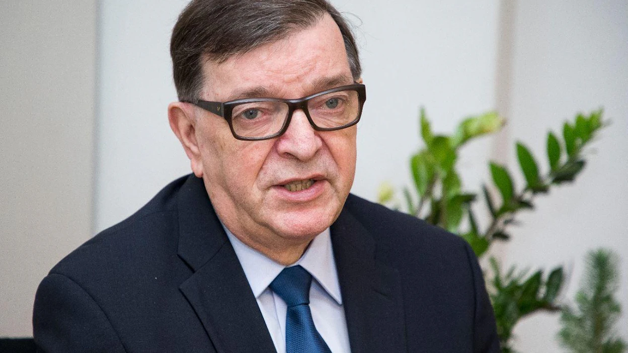 Seitsemän tähden liikkeen perustamista Väyrynen on aiemmin perustellut sillä, että hänen aiemmin perustamansa Kansalaispuolue tulee olemaan mahdollisesti vielä pitkään toimintakyvytön "kaappausyrityksen vuoksi".