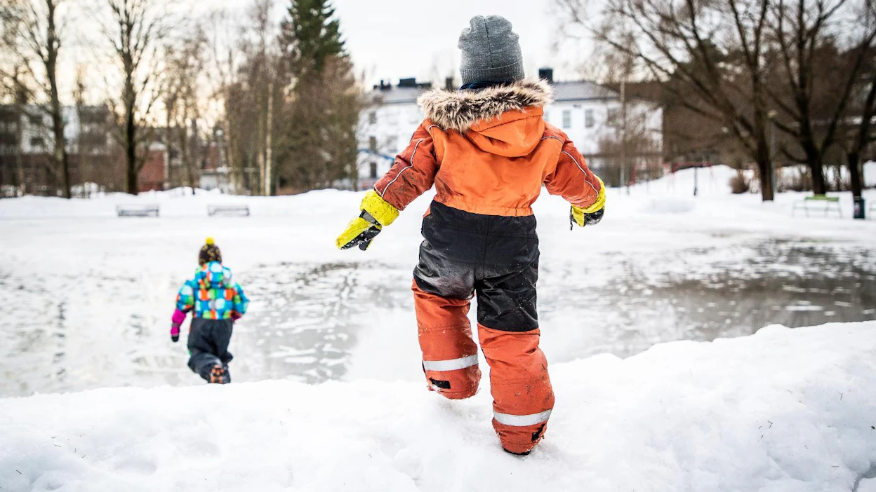 Liukkaalla säällä kannattaa varustautua nastakengillä tai pyytää joku kävelylle mukaan tueksi.