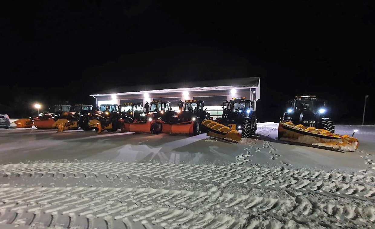 Talvisin koko traktorikalustolla tehdään aurauksia, hiekoituksia ja lumen ajoa esimerkiksi Nivalan kaupungille.