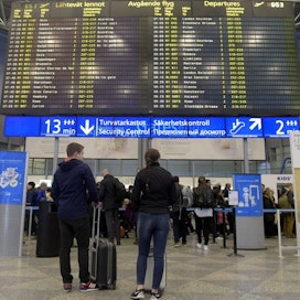 Matkustajia turvatarkastuspisteellä Helsinki-Vantaan lentokentällä 1. huhtikuuta 2015.