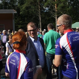 Kannonkoskella vieraillut pääministeri Juha Sipilä (kesk.) houkutteli paikalle runsaasti yleisöä.