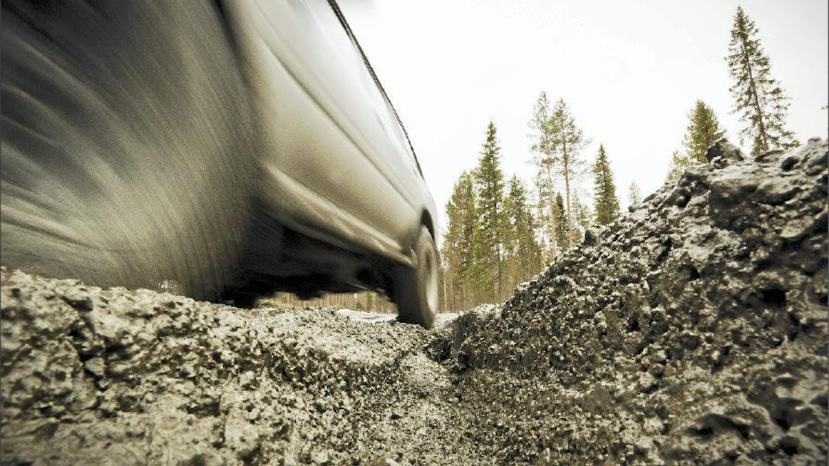 Teiden kantavuus joutuu koetukselle, jos kaavaillut jättirekat päästetään liikenteeseen. Teitä ei ole suunniteltu niin suurille kokonaispainoille. Pekka Fali