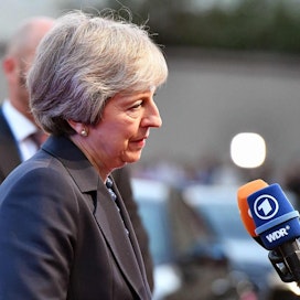 Pääministeri Theresa Mayn mukaan ei ole hyväksyttävää, että EU-johtajat hylkäsivät Britannian brexit-suunnitelman näin myöhäisessä vaiheessa, kirjoittaa BBC. LEHTIKUVA/AFP