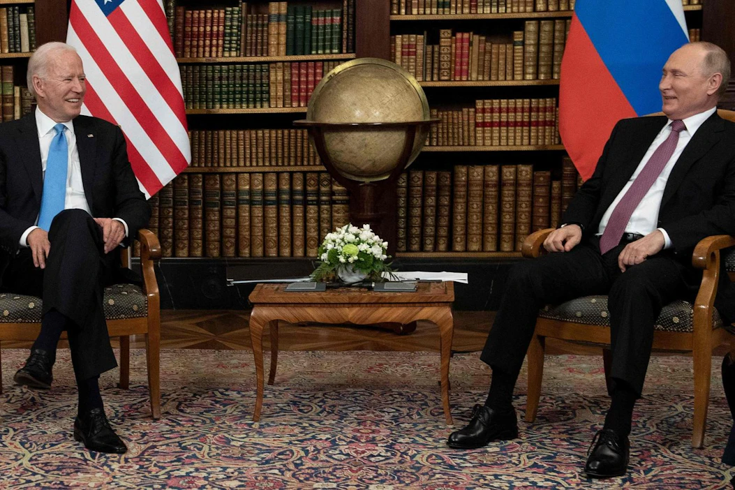 Joe Biden ja Vladimir Putin esiintyivät hyväntuulisina tapaamisen alkuhetkillä Sveitsin Genevessä. LEHTIKUVA / AFP