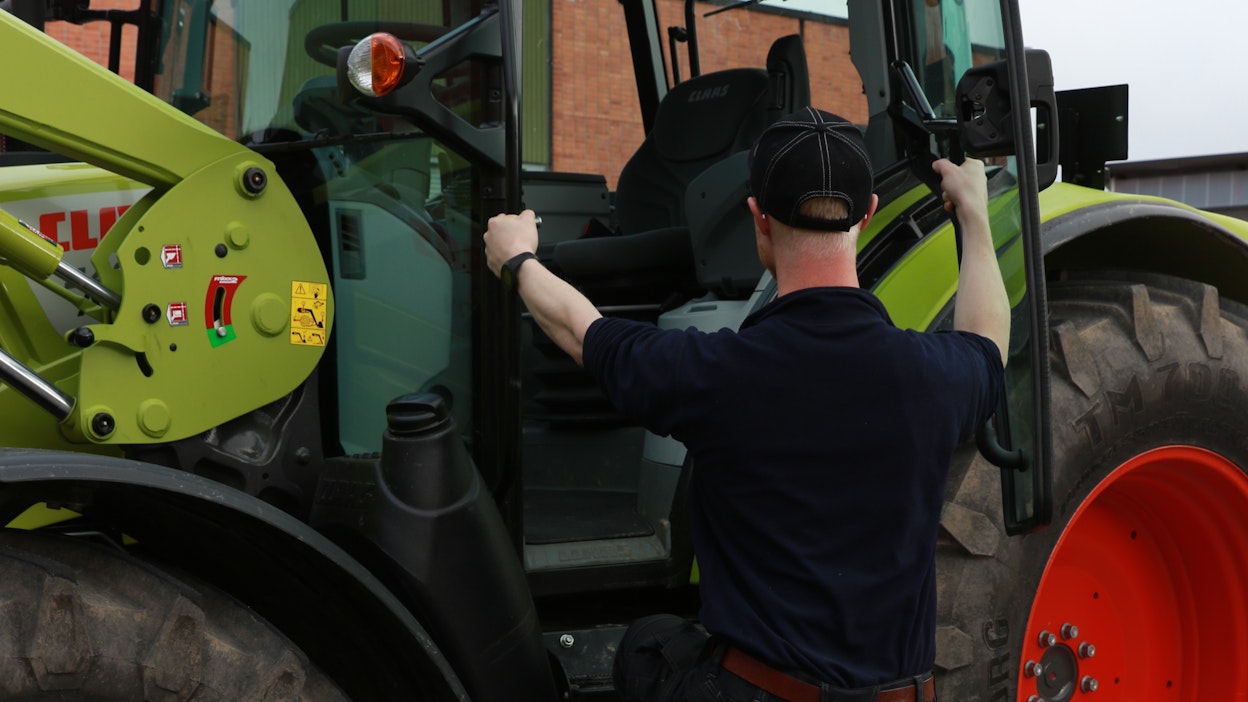 Käytännössä hyvää turvallisuuskulttuuria on esimerkiksi laskeutua traktorista rauhallisesti ja hyppäämättä. Traktoriin noustessa tai traktorista laskeutuessa syntyvät jalkavammat aiheuttavat vuosittain neljäsosan traktoritöiden tapaturmista maatiloilla.