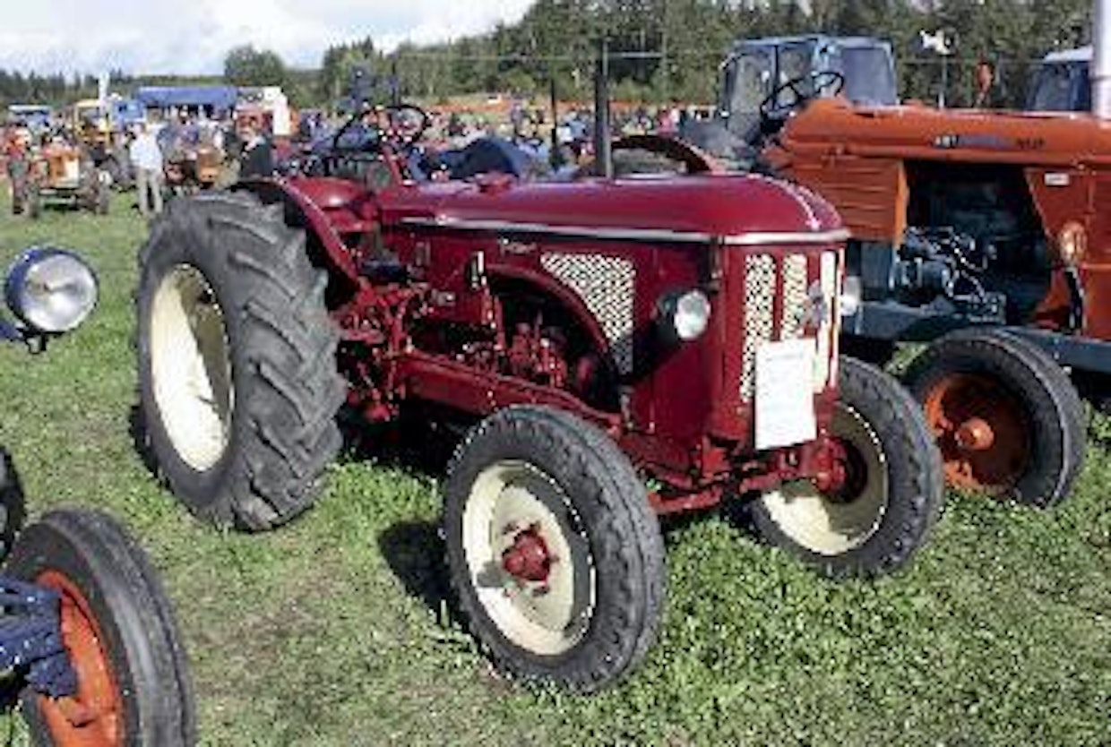 Hanomag Brillant R442 oli 1960-luvun alussa hintansa ja tekniikkansa puolesta täysin kilpailukykyinen, mutta Labor ei saanut niitä kaupaksi yhtään aiempaa edustajaa Nikolajeffia rivakammin. Vuosina 1961–1966 rekisteröitiin alle 60 uutta Hanomagia. Brillantin perusrakenteet ovat 1940-luvulta. Moottorissa on 4-sylinteriä, tehoa 42 hv ja litroja 2,79. 10-vaihteinen traktori painaa 2 175 kg. (Hyvinkää)