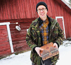 Juhana Nyrhinen on käynyt useasti Afrikassa opettamassa paikallisia soitinrakentajia. Matkamuistona on sormipiano.