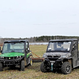 Mönkijöiden parivertailussa testattiin kahta rinnakkain istuvaa mallia. Testissä olivat John Deere Gator XUV 850 ja CFMoto UForce 1000.