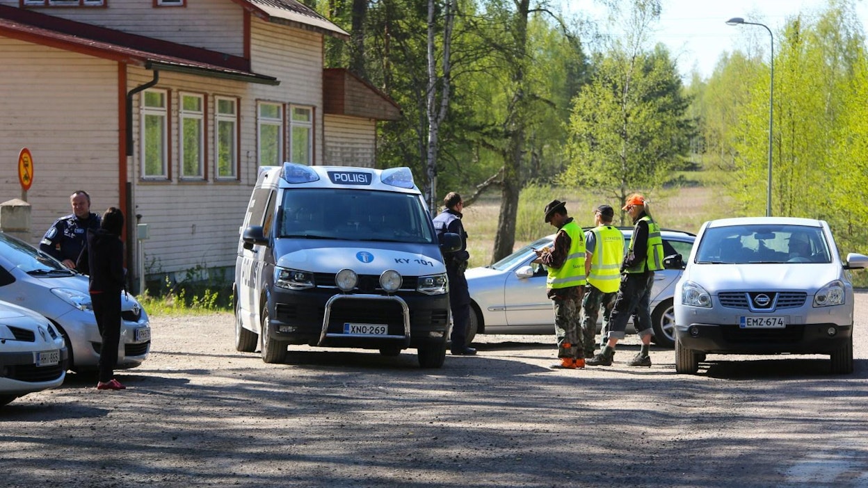 Poliisi lopetti karhun etsinnät Haminassa myöhään torstai-iltana. SASU MÄKINEN / LEHTIKUVA