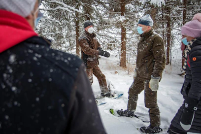 Pohjois-Karjalan riistapäällikkö Juha Kuittinen (vas.) kulki maa- ja metsätalousministeri Jari Lepän sekä Luken pääjohtajan Johanna Buchertin (oik.) kanssa.