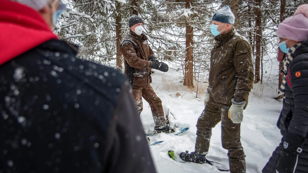 Pohjois-Karjalan riistapäällikkö Juha Kuittinen (vas.) kulki maa- ja metsätalousministeri Jari Lepän sekä Luken pääjohtajan Johanna Buchertin (oik.) kanssa.