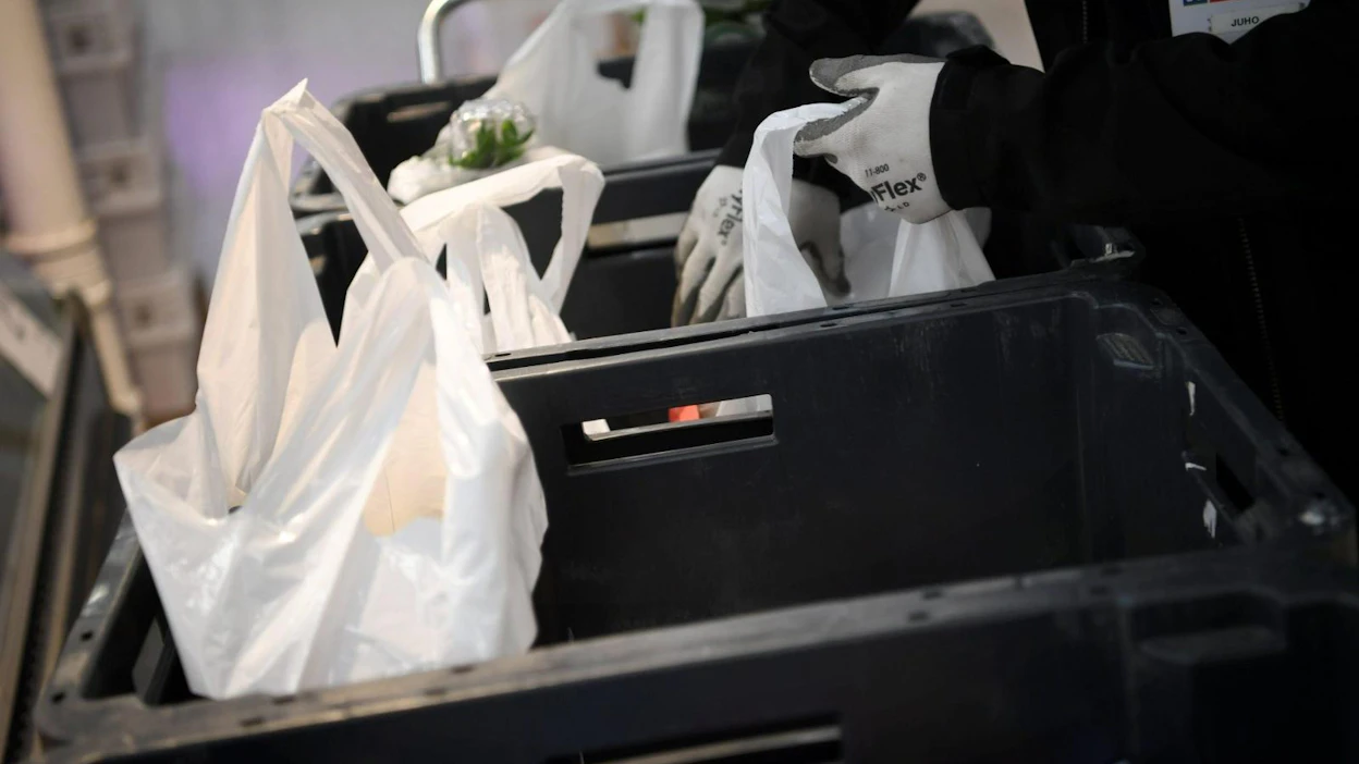 Päivittäistavarakaupan selvityksen mukaan lähes kaksi kolmasosaa suomalaisista sallisi mietojen viinien myynnin ruokakaupoissa.