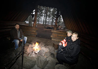 Mika Korte (kuvassa vasemmalla) ja Sami Päivärinne ovat perustaneet Salamajärven kansallispuistossa toimivan luontomatkailuyrityksen. Yritysneuvoja Anne Koskinen on ollut aloittelevien maaseutuyrittäjien apuna ja tukena.