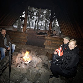 Mika Korte (kuvassa vasemmalla) ja Sami Päivärinne ovat perustaneet Salamajärven kansallispuistossa toimivan luontomatkailuyrityksen. Yritysneuvoja Anne Koskinen on ollut aloittelevien maaseutuyrittäjien apuna ja tukena.