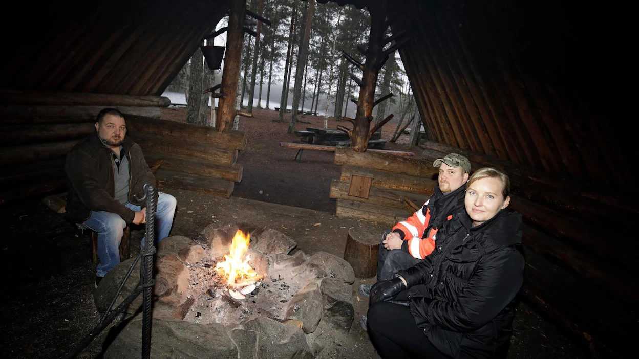 Mika Korte (kuvassa vasemmalla) ja Sami Päivärinne ovat perustaneet Salamajärven kansallispuistossa toimivan luontomatkailuyrityksen. Yritysneuvoja Anne Koskinen on ollut aloittelevien maaseutuyrittäjien apuna ja tukena.