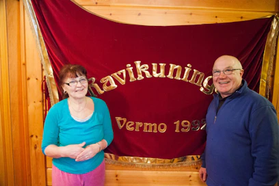 Leena ja Anssi Niininen valmentavat edelleen aktiivisesti hevosia Jyväskylän Puuppolassa. Vuonna 2004 kuolleesta Ponserista muistuttaa kuninkuusloimi, joka on kodissa kunniapaikalla.
