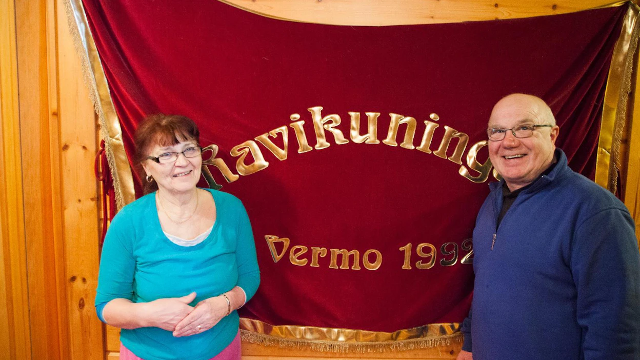 Leena ja Anssi Niininen valmentavat edelleen aktiivisesti hevosia Jyväskylän Puuppolassa. Vuonna 2004 kuolleesta Ponserista muistuttaa kuninkuusloimi, joka on kodissa kunniapaikalla.